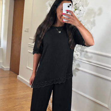 Conjunto Blusa com renda + Pantalona engelhada em Preto