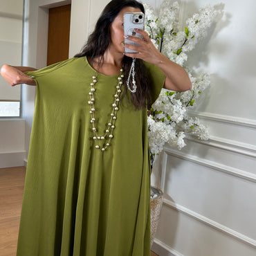 Vestido oversize com folho na manga em Verde Azeitona