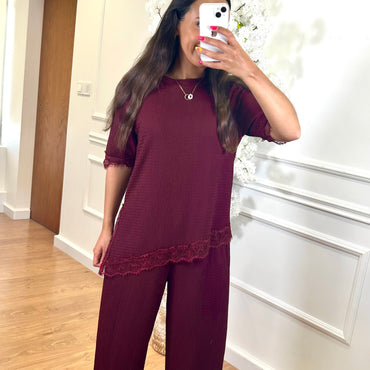 Conjunto Blusa com renda + Pantalona engelhada em Bordo