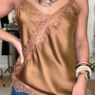 Top Acetinado com renda Camel