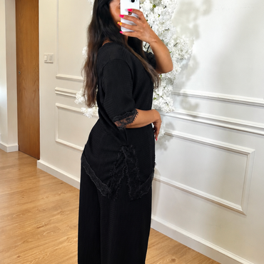 Conjunto Blusa com renda + Pantalona engelhada em Preto