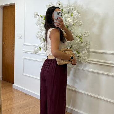 Pantalona Engelhada com Cinto em Cor de Vinho