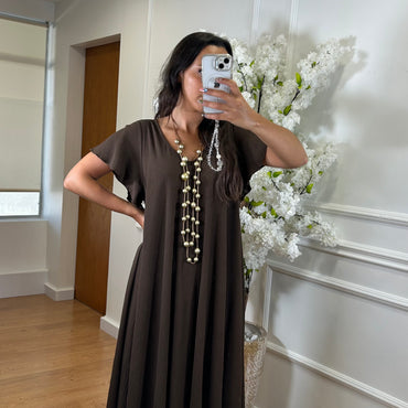 Vestido oversize com folho na manga em Castanho
