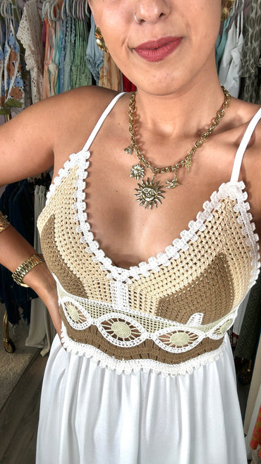 Vestido branco com croché e tons de camel e verde