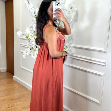 Vestido Engelhado Com Crochet em Tijolo