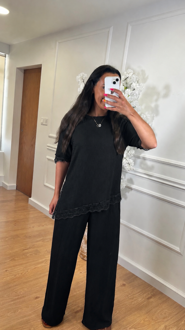 Conjunto Blusa com renda + Pantalona engelhada em Preto
