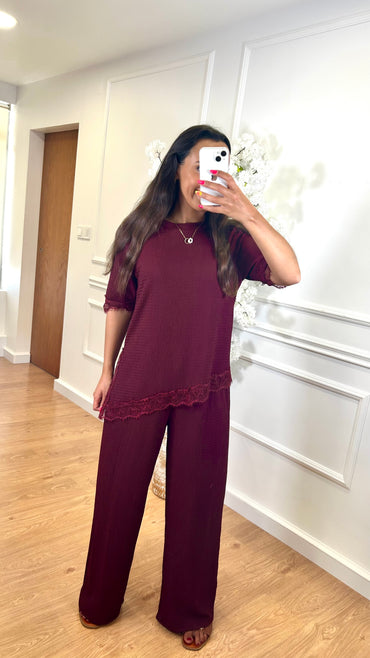 Conjunto Blusa com renda + Pantalona engelhada em Bordo