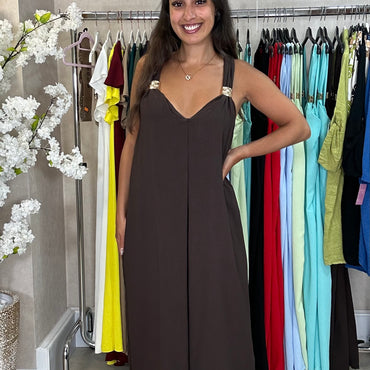 Macacão oversize com argola dourada em Castanho