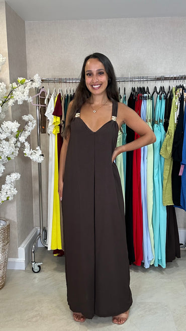 Macacão oversize com argola dourada em Castanho