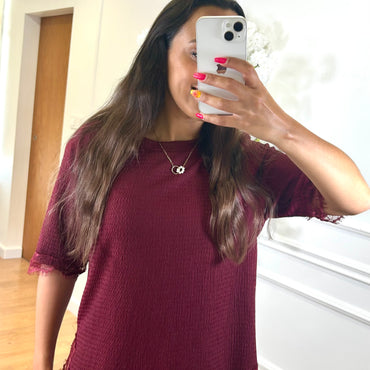 Conjunto Blusa com renda + Pantalona engelhada em Bordo
