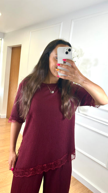 Conjunto Blusa com renda + Pantalona engelhada em Bordo