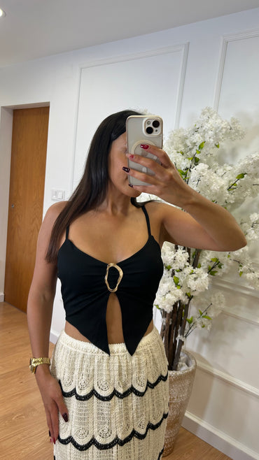 Top Canelado Preto com detalhe dourado