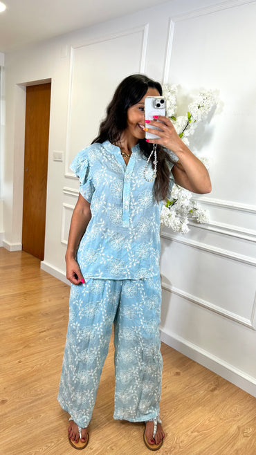 Conjunto Azul Blusa + Pantalona com Flores Bordadas