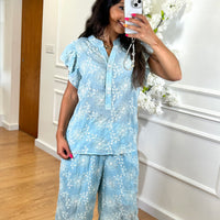 Conjunto Azul Blusa + Pantalona com Flores Bordadas
