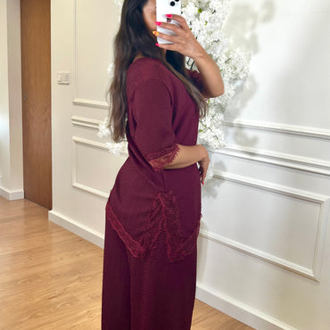 Conjunto Blusa com renda + Pantalona engelhada em Bordo