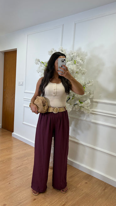 Pantalona Engelhada com Cinto em Cor de Vinho