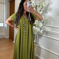 Vestido oversize com folho na manga em Verde Azeitona
