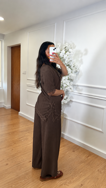 Conjunto Blusa com renda + Pantalona engelhada em Castanho