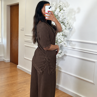 Conjunto Blusa com renda + Pantalona engelhada em Castanho