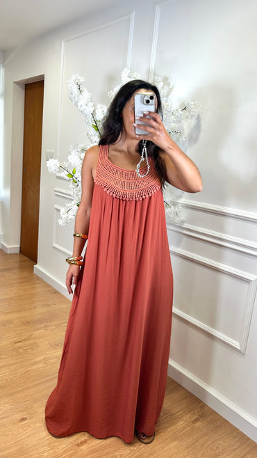 Vestido Engelhado Com Crochet em Tijolo
