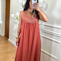Vestido Engelhado Com Crochet em Tijolo