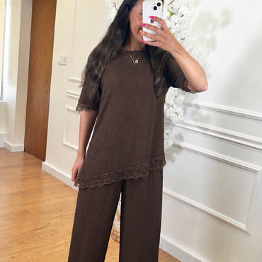 Conjunto Blusa com renda + Pantalona engelhada em Castanho