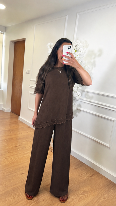 Conjunto Blusa com renda + Pantalona engelhada em Castanho