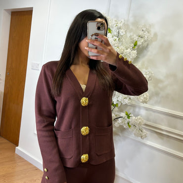 Conjunto Malha Castanho com botoes dourados