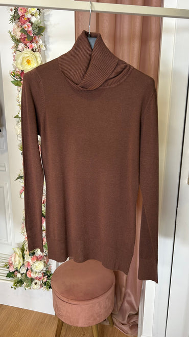 Camisola basica de gola alta castanha
