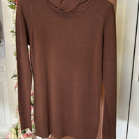 Camisola basica de gola alta castanha