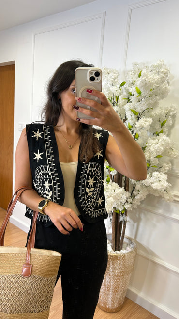 Conjunto Colete + Pantalona com bordado em Preto