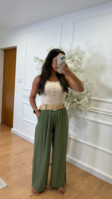 Pantalona Engelhada com Cinto em Verde