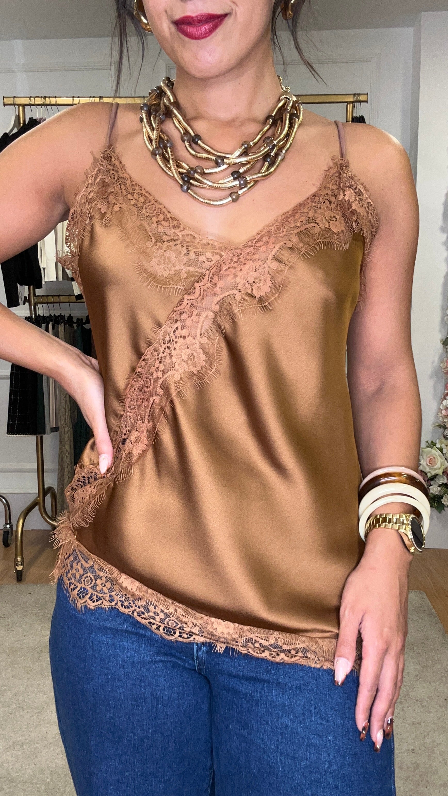 Top Acetinado com renda Camel