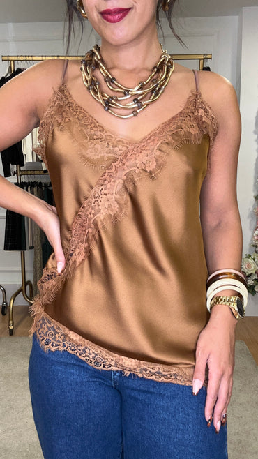 Top Acetinado com renda Camel