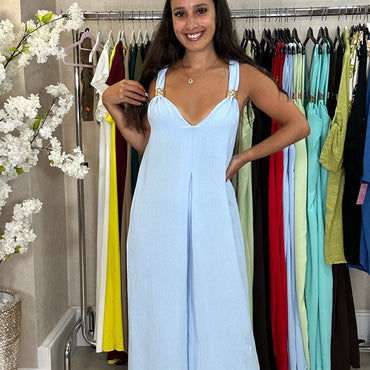 Macacão oversize com argola dourada em Azul Bébé