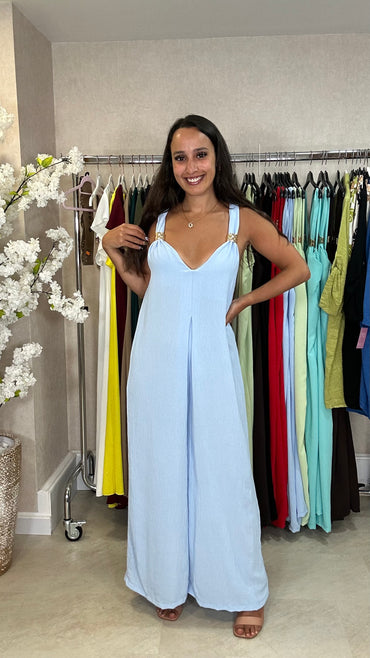 Macacão oversize com argola dourada em Azul Bébé