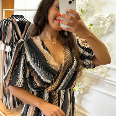 Vestido com manga Tons de preto e Castanho