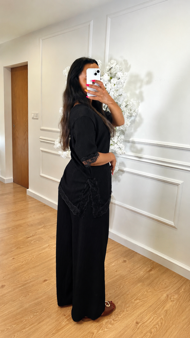 Conjunto Blusa com renda + Pantalona engelhada em Preto