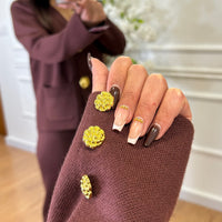 Conjunto Malha Castanho com botoes dourados