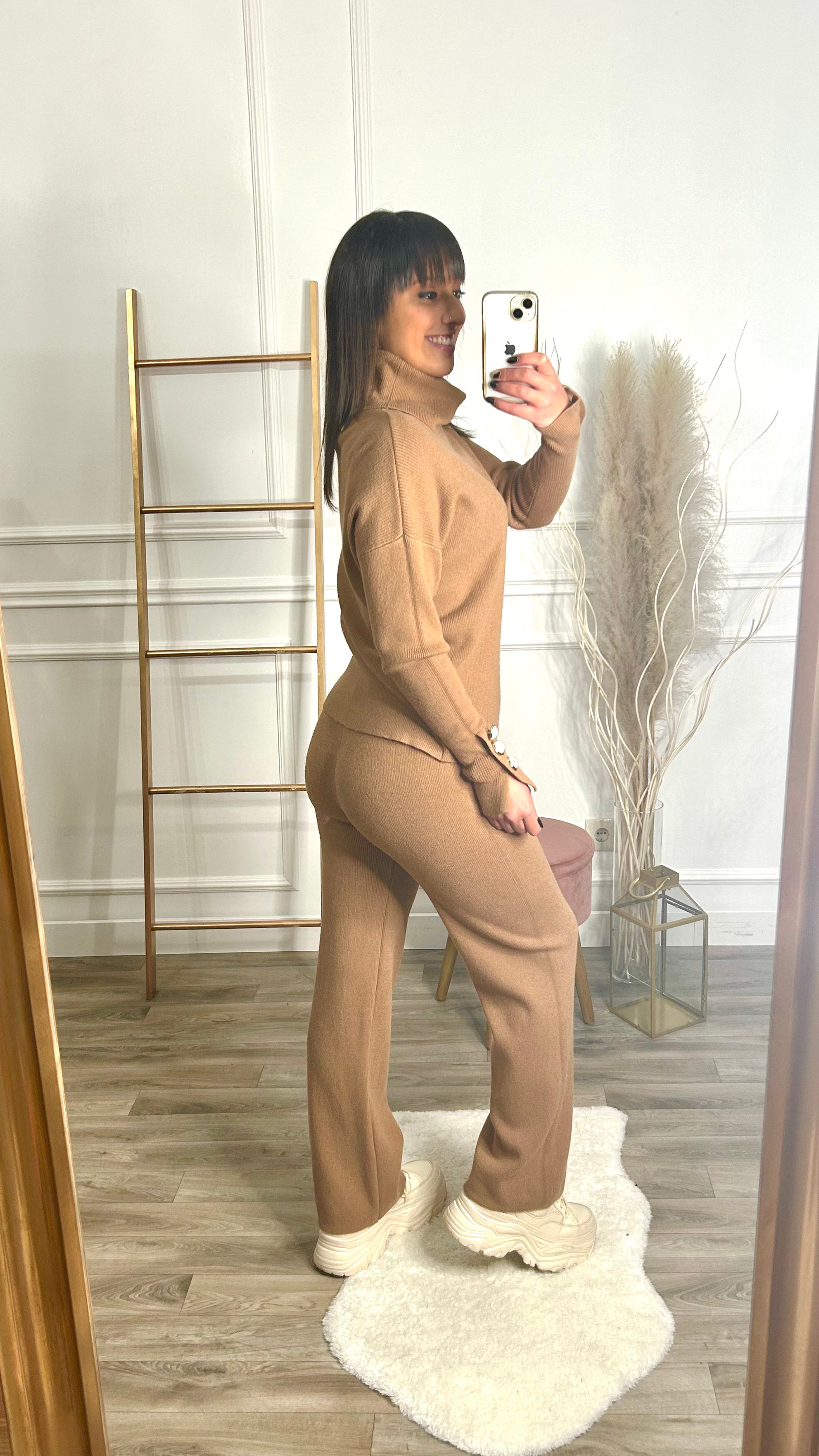 Conjunto Malha Camisola + Pantalona Camel com pérolas