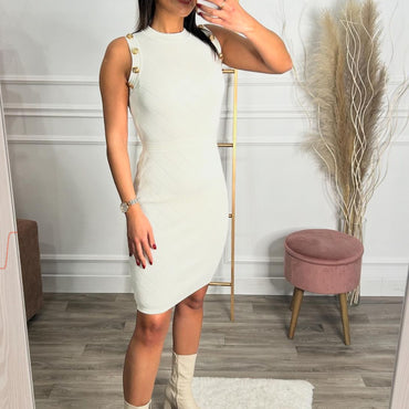 Vestido branco com botões dourados