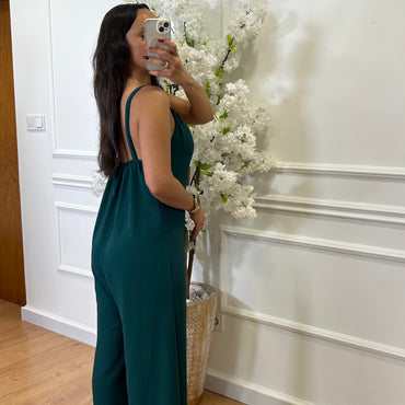 Macacão com detalhe na alça em Verde Esmeralda