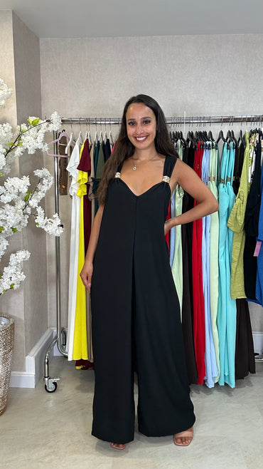 Macacão oversize com argola dourada em Preto