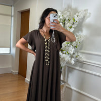 Vestido oversize com folho na manga em Castanho