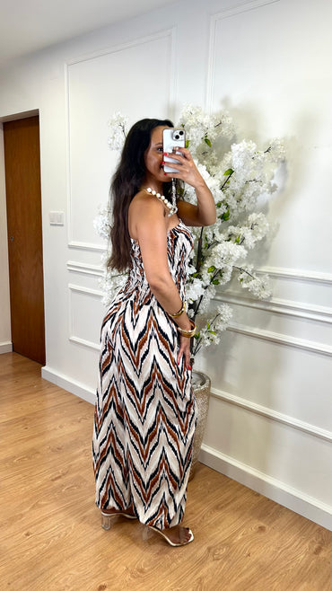 Macacao Zig Zag Estampado Bege Camel a Preto