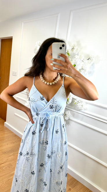 Vestido Azul Bébe com flores bordadas