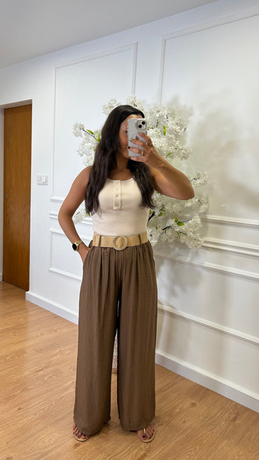 Pantalona Engelhada com Cinto em Camel