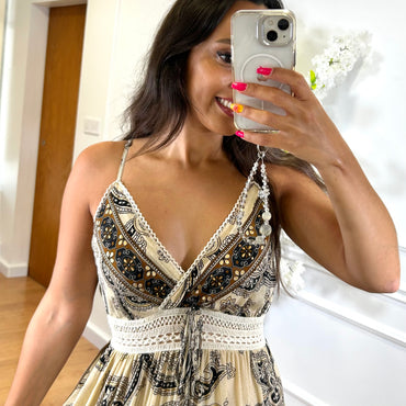 Vestido Acetinado Indiano Bege com cornucopias em Preto