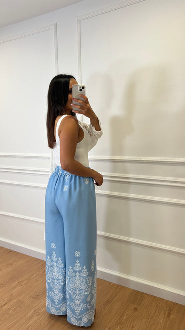 Pantalona Ornamental em Azul bébé