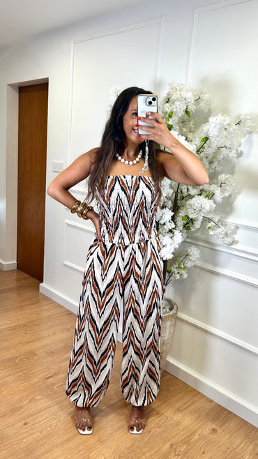 Macacao Zig Zag Estampado Bege Camel a Preto